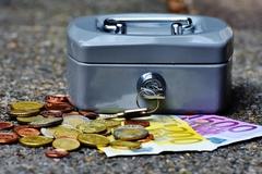 Kasse vor der Scheine und Münzen liegen