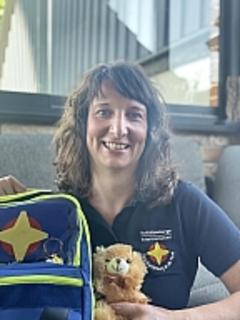 Sina Wienarick mit Notfallrucksack und Kuscheltier
