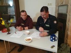 Zwei Teilnehmende im Gespräch