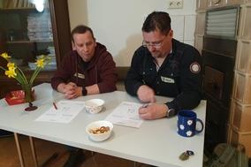 Zwei Teilnehmende im Gespräch