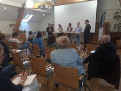 Foto von den Teilnehmenden bei der Podiumsdiskussion