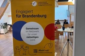 Aufsteller mit Titel der Veranstaltung