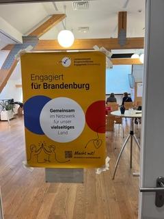Aufsteller mit Titel der Veranstaltung